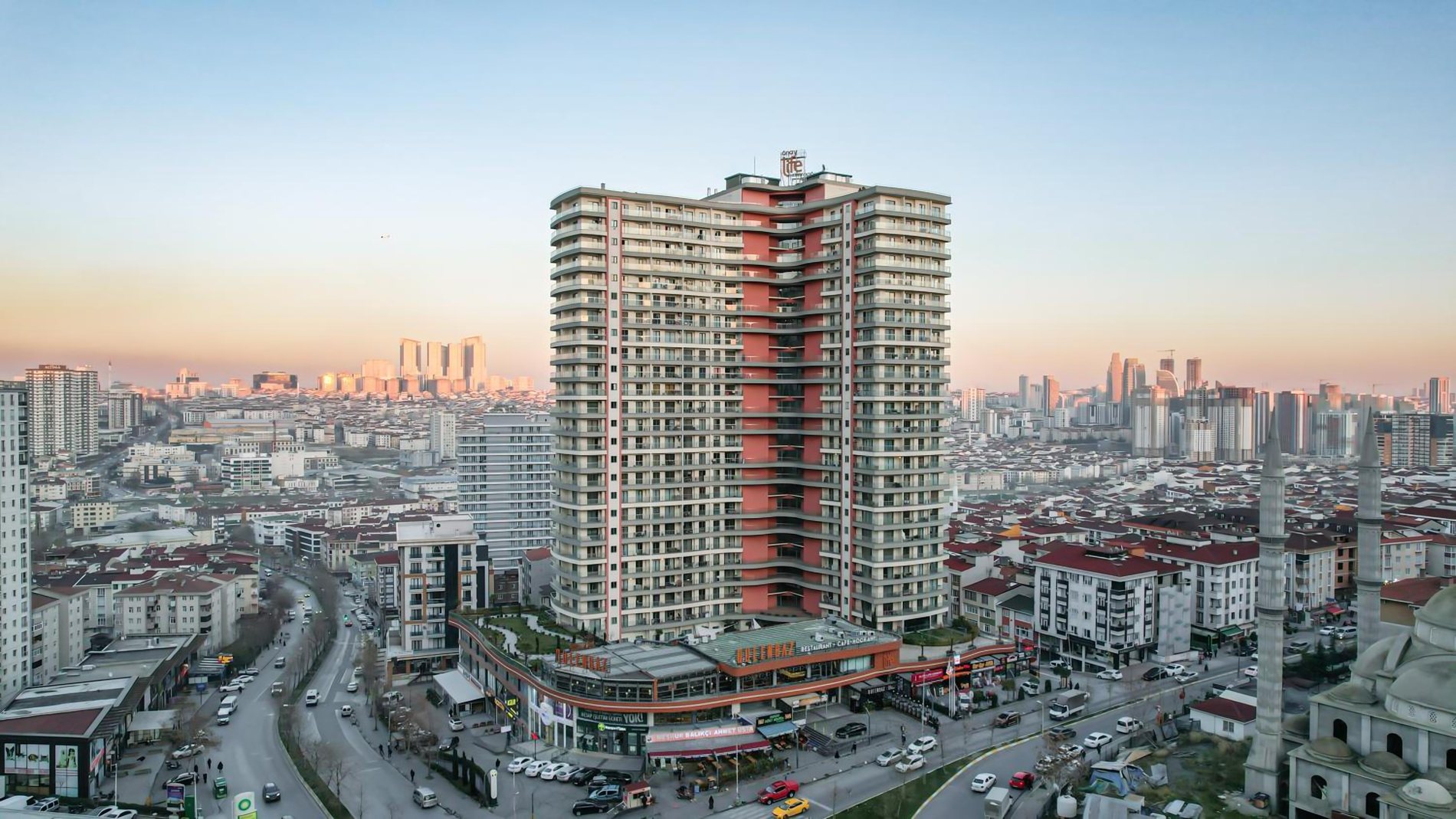 Önay Life Rezidans ve İstanbul silueti, gün batımı