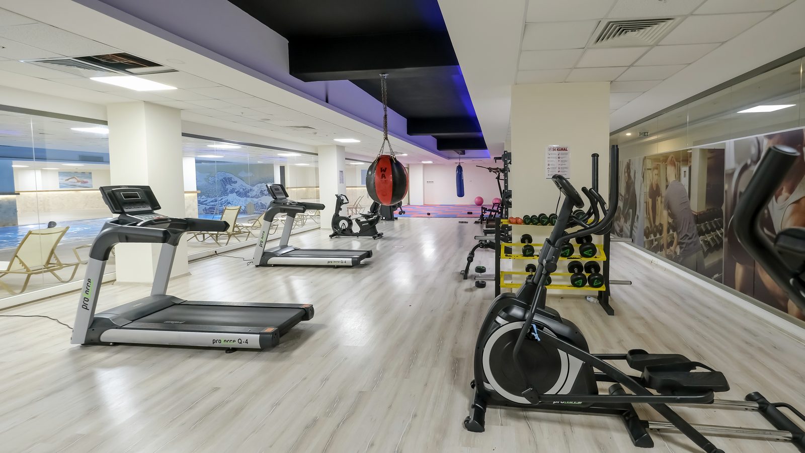 Spor salonu; koşu bandı ve bisikletler